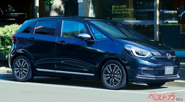 e:HEV LUXE(FF) スタイリングイメージ オプション装着車 (ミッドナイトブルービーム・メタリック)（2022年10月 マイナーモデルチェンジ実施時の公式画像より）