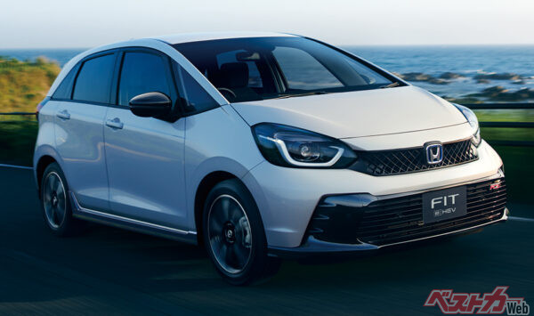 e:HEV RS 走行イメージ オプション装着車 (プラチナホワイト・パール)（2022年10月 マイナーモデルチェンジ実施時の公式画像より）