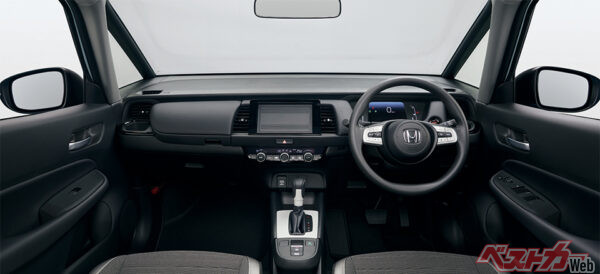 e:HEV CROSSTAR(FF) インパネ オプション装着車 (ブラック)（2022年10月 マイナーモデルチェンジ実施時の公式画像より）