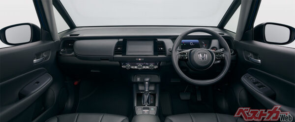 e:HEV LUXE(FF) インパネ オプション装着車 (ブラック)（2022年10月 マイナーモデルチェンジ実施時の公式画像より）