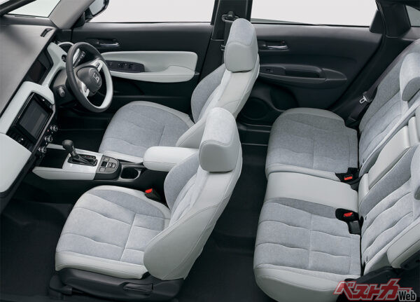 e:HEV HOME(FF) インテリア オプション装着車 (ライトグレー)（2022年10月 マイナーモデルチェンジ実施時の公式画像より）