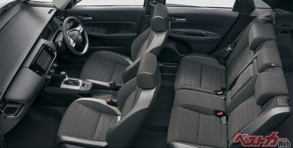 e:HEV CROSSTAR(FF) インテリア オプション装着車 (ブラック)（2022年10月 マイナーモデルチェンジ実施時の公式画像より）