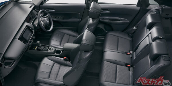 e:HEV LUXE(FF) インテリア オプション装着車 (ブラック)（2022年10月 マイナーモデルチェンジ実施時の公式画像より）