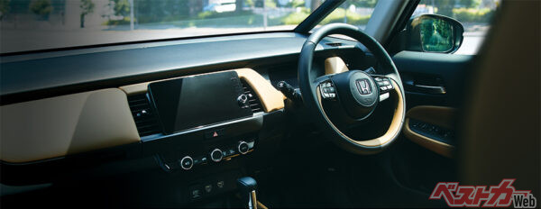 e:HEV LUXE(FF) インパネイメージ オプション装着車 (ライトブラウン)（2022年10月 マイナーモデルチェンジ実施時の公式画像より）