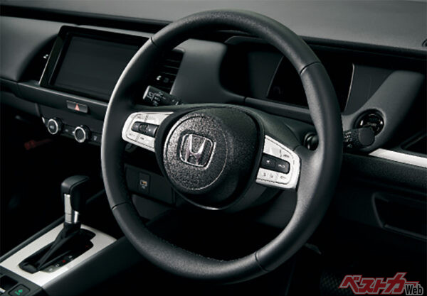 e:HEV HOME 本革巻ステアリングホイール（2022年10月 マイナーモデルチェンジ実施時の公式画像より）