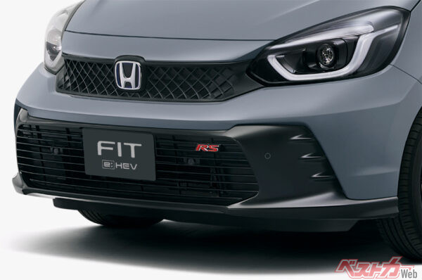 RS専用エクステリア (フロントグリル、フロントバンパー<ピアノブラック塗装>)（2022年10月 マイナーモデルチェンジ実施時の公式画像より）