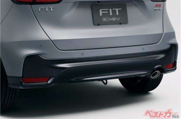 RS専用エクステリア (リアバンパー<ピアノブラック塗装>、テールゲートスポイラー、エキパイフィニッシャー)（2022年10月 マイナーモデルチェンジ実施時の公式画像より）