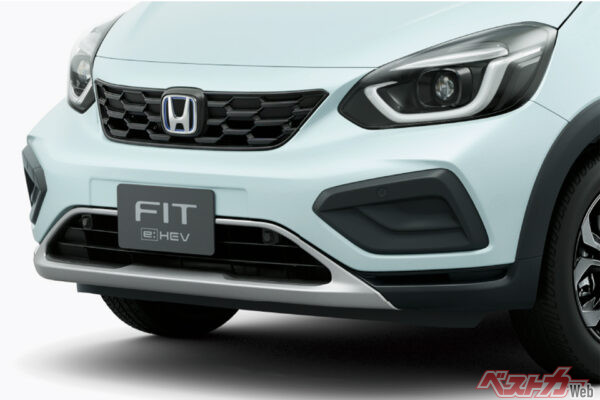 CROSSTAR専用エクステリア (フロントグリル、フロントバンパーカーニッシュ<シルバー>)（2022年10月 マイナーモデルチェンジ実施時の公式画像より）