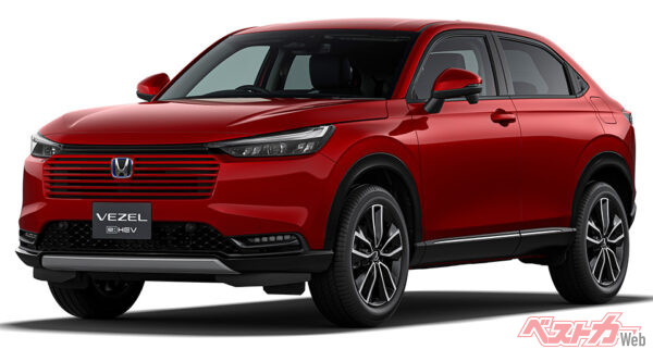 e:HEV Z(FF) フロント7:3スタイリング プレミアムクリスタルレッド・メタリック（2024年4月 マイナーチェンジ実施時の公式画像より）