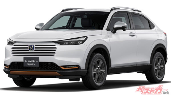 e:HEV X・HuNT パッケージ(FF) フロント7:3スタイリング プラチナホワイト・パール（2024年4月 マイナーチェンジ実施時の公式画像より）