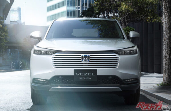 e:HEV Z(FF) プラチナホワイト・パール メーカーオプション装着車 10:0フロントスタイリングイメージ（2024年4月 マイナーチェンジ実施時の公式画像より）