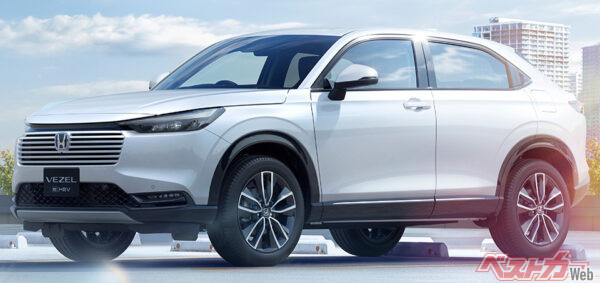 e:HEV Z(FF) プラチナホワイト・パール メーカーオプション装着車 8:2フロントスタイリングイメージ（2024年4月 マイナーチェンジ実施時の公式画像より）