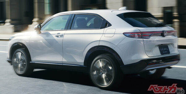 e:HEV Z(FF) プラチナホワイト・パール メーカーオプション装着車 リア走りイメージ（2024年4月 マイナーチェンジ実施時の公式画像より）