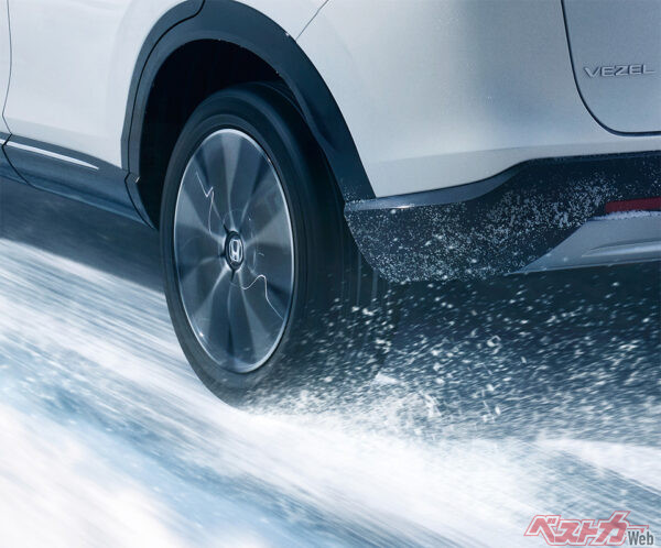 e:HEV Z(4WD) プラチナホワイト・パール 雪上走行イメージ（2024年4月 マイナーチェンジ実施時の公式画像より）