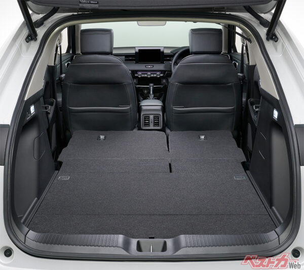 チップアップ＆ダイブダウン機構付 6:4分割可倒式リアシート（荷物なし）（2024年4月 マイナーチェンジ実施時の公式画像より）