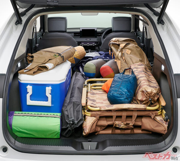 チップアップ＆ダイブダウン機構付 6:4分割可倒式リアシート（荷物あり）（2024年4月 マイナーチェンジ実施時の公式画像より）