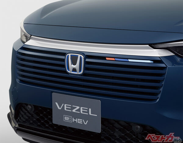 PLaYパッケージ専用エクステリア カラーバーオーナメント付フロントグリル（2024年4月 マイナーチェンジ実施時の公式画像より）