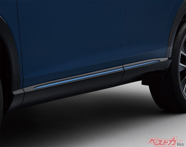 PLaYパッケージ専用エクステリア ライトブルー加飾ドアロアーガーニッシュ（2024年4月 マイナーチェンジ実施時の公式画像より）