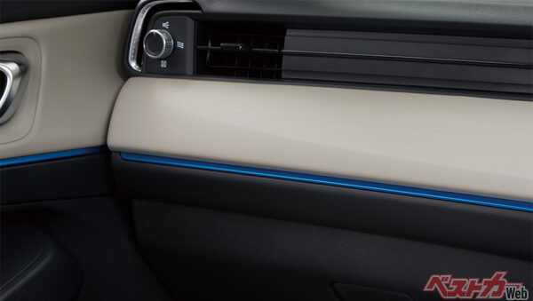 ライトブルー塗装インパネガーニッシュ ＆ドアライニングガーニッシュ（2024年4月 マイナーチェンジ実施時の公式画像より）