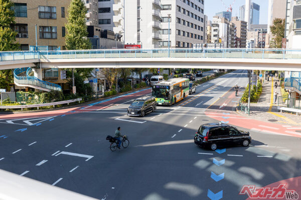 自転車は原則二段階右折が必要。写真のような、原付二種以上と同様の「小回り右折」は違反だ（J_News_photo＠AdobeStock）