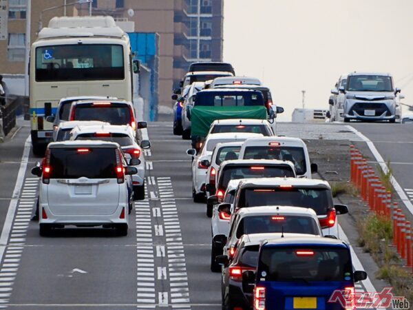 クルマの運転って「習うより慣れろ」ってこと!?　教習所で教えてもらってもあまり役に立たないだろう運転術4選