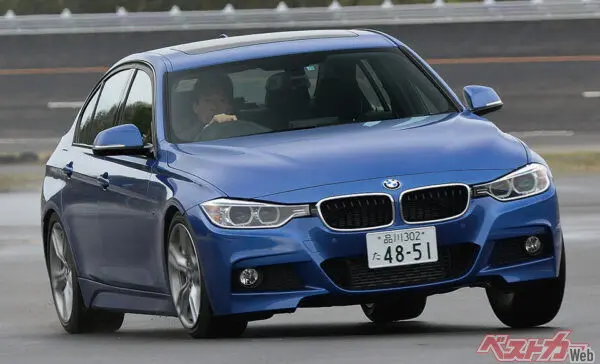 1位:BMW320i…1位に選ばれたのは「やはりというか順当と言うべきか、BMW320iとなった。「ディーゼルの320dだったらもっと高得点」と選考委員が口を揃えたが、プラス20万円の価格は圧倒的にお買い得。なにより高いハンドリング性能が高評価の要因だ