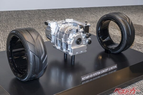 ROTARY-EV SYSTEM CONCEPT(TWO ROTOR)。発電用の2ローターを縦置きで搭載することにより多くの電力供給が可能。スポーツカーへの採用を視野に入れている。