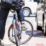 チャリを邪魔してるんじゃないのマジで!! じつはドライバーの義務! 自転車に乗る人に知ってほしい左折時のクルマの左寄せ