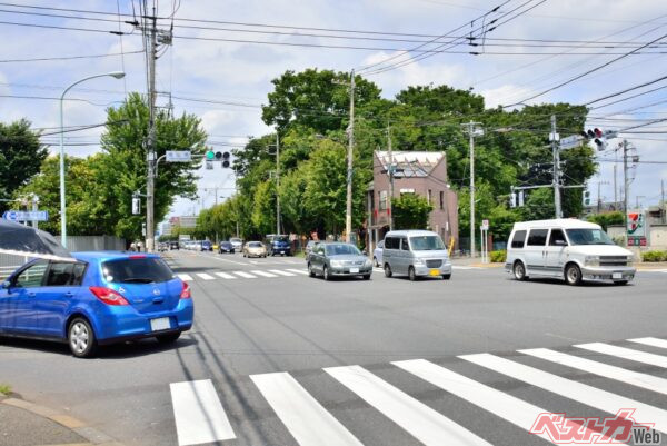 自転車側の立場から見ると､道路の左に寄っているクルマが邪魔に感じることがあるが、左に寄るのには理由があるのだ（Marimo＠AdobeStock）