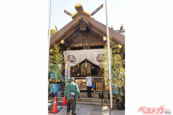 『波除神社』中央区文化財である境内の雌の獅子頭「弁財天お歯黒獅子」は、8月まで修復中