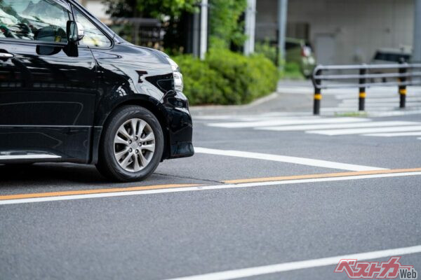 停止線から離れて停止することは、後続車に迷惑。やはり交差点手前で停止する際は、停止線の直前で停止するようにしたい(PHOTO：写真AC_Haru photography)