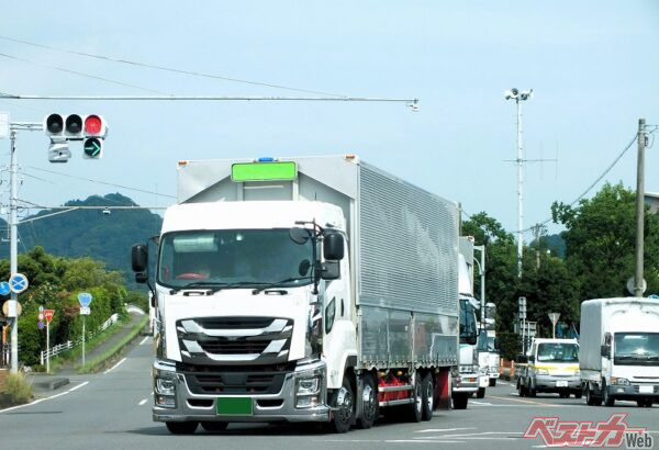 停止線手前で停車していればバスやトラックなどの大型車両であっても右左折に支障はないはず(PHOTO：写真AC_うさみのん)