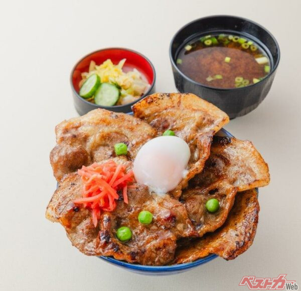 館山自動車道の市原SA下り線「市原豚丼温玉のせ」（税込1300円）