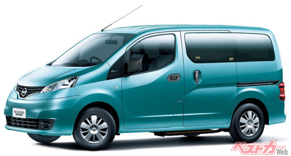 NV200バネット「チェアキャブ 車いす1名仕様 3人掛けリヤシートタイプ」（2009年5月 発売発表時の公式画像より）