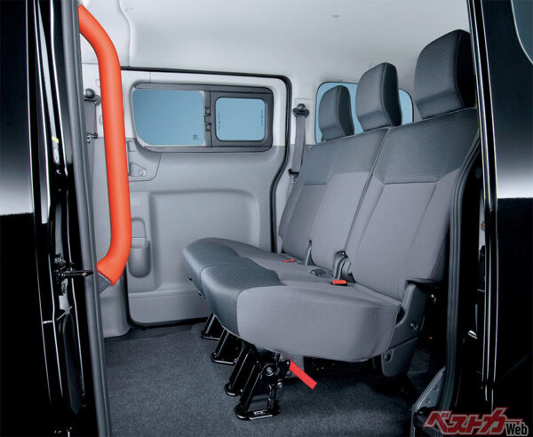 NV200バネット「チェアキャブ 車いす1名仕様 3人掛けリヤシートタイプ」（2009年5月 発売発表時の公式画像より）