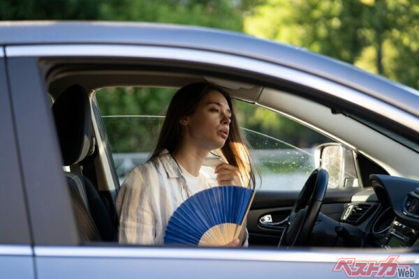 JAFによると、灼熱の車内の温度をもっとも早く下げることができるのは、「窓は全開、エアコンONで走行し、2分後に窓を閉める」だそう（PHOTO：Adobe Stock_ DimaBerlin）