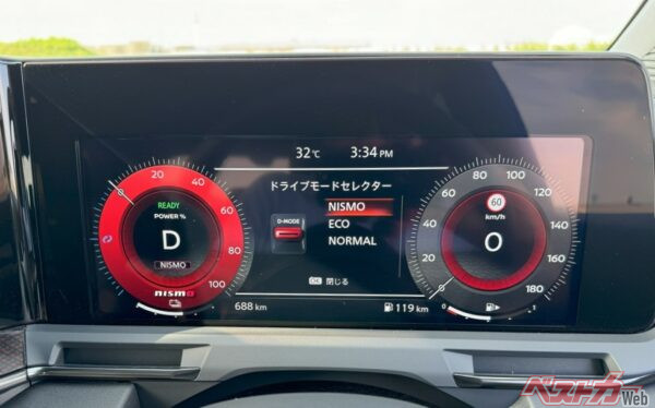 ドライブモードセレクターは3種類。NISMOモードにするとレスポンスがよくなり俊敏になるとともにフロントの駆動力が減り、リアの駆動力が増える