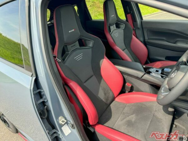 新たにパワーリクライニング機構（運転席＆助手席）の付いたNISMO専用チューニング「RECAROスポーツシート」がメーカーオプション設定。ホールド性も抜群でスポーツ走行にはぜひ欲しい