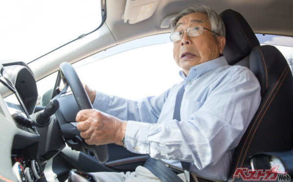 運転免許を持っている人のなかで「65歳以上は24.2％」で「70歳以上は16.6％」。いずれも驚くべき高い数値。ビックリ!!