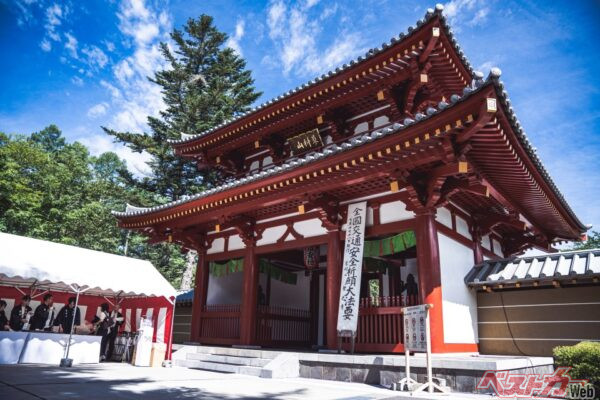 蓼科山聖光寺は法相宗のお寺で1970年に建立された。長野県茅野市蓼科4035にあり、車両祈願も行ってくれる