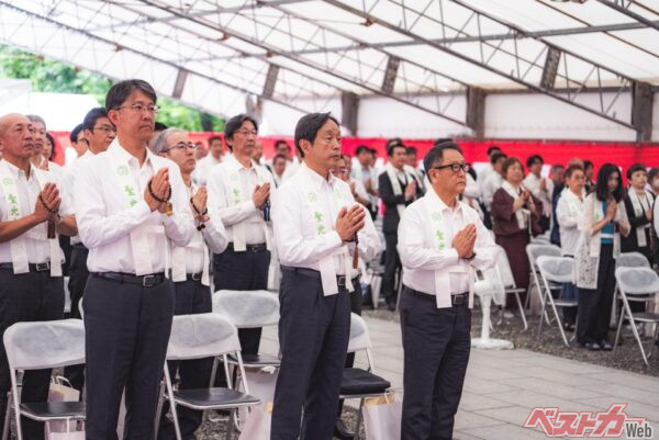 トヨタ自動車の豊田章男会長（右）、早川茂副会長（中央）、佐藤恒治社長（左）も出席した