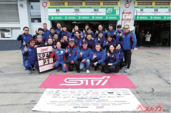 2023年から新車両で参戦するSP4Tクラスで初優勝を果たした辰己さんをはじめとするSTIチーム（STI提供）