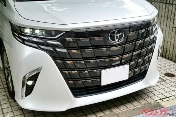 【後席ハッピー】「アル／ヴェル」も「プリウス」も「TV-KIT」があれば移動がめちゃくちゃ「楽」に!!　「ステアリングスイッチ」対応が便利すぎる