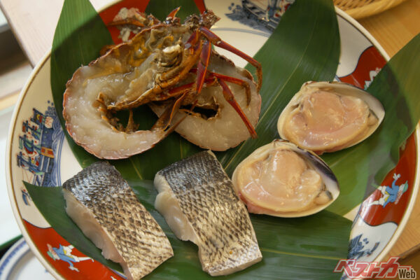 大きな常陸乃国いせ海老とはまぐり、スズキが皿に並ぶ。海老、めっちゃくちゃ美味しいです