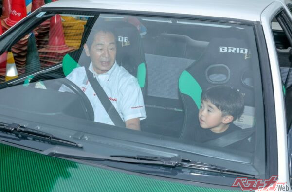 土屋氏の同乗走行。乗り込んだ時は不安そうだったが、クルマを降りた時は満面の笑顔!! ドリキンマジックが炸裂