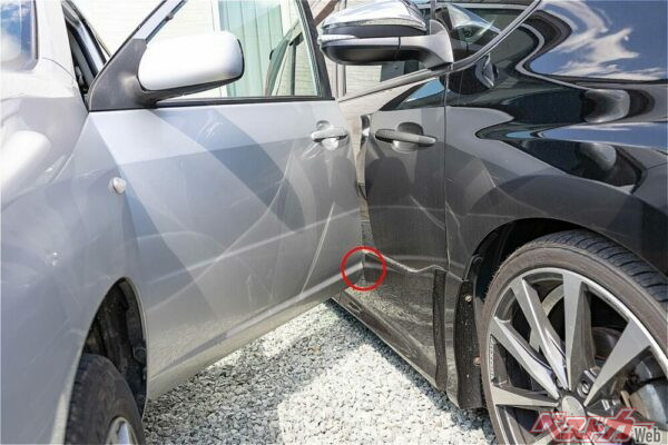 痛恨のドアパンチ。クルマのドアは強風などで開いてしまうことも(tarou230@Adobestock)