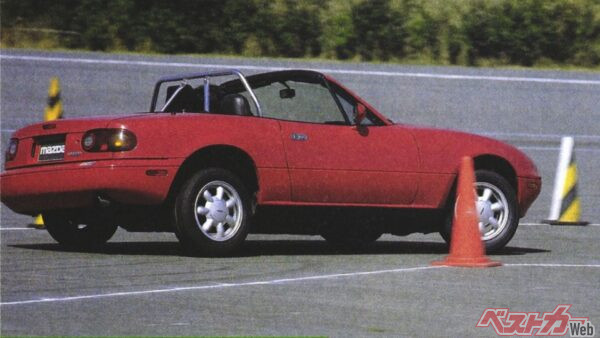 ユーノスでモータースポーツ、こいつはピッタリの組み合わせ。できれば大めの口ールバーなんかがあるということなし。抜群にカッコいい!