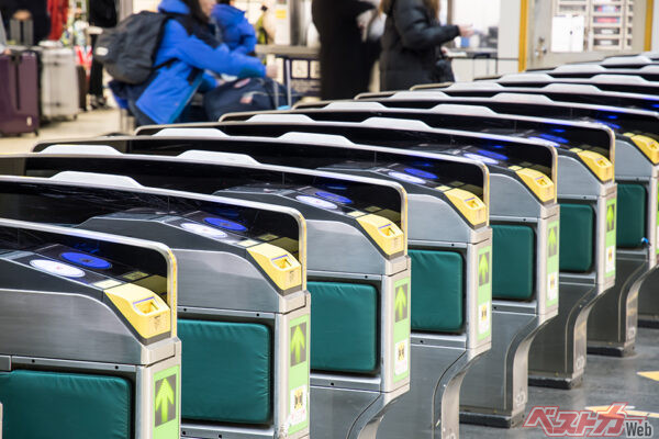 導入コストの安さから、クレカなどのタッチ決済はローカル交通で普及が進んでいる（tkyszk＠AdobeStock）