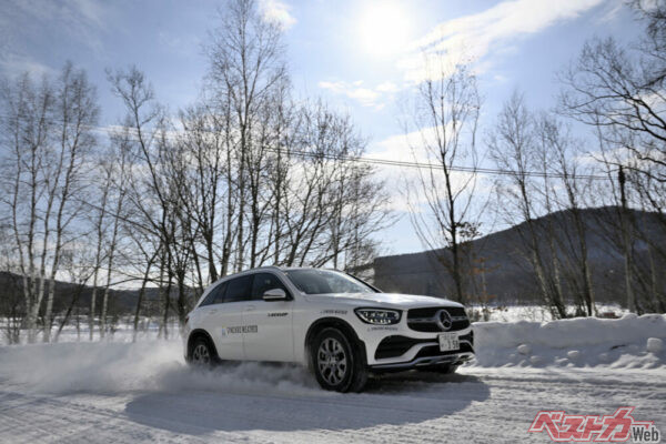 試乗はテストコース周囲の一般道でも実施。圧雪路面ではわだちを乗り越える際のスムーズな挙動が印象的だった。車体が振られず安定感が高いのだ