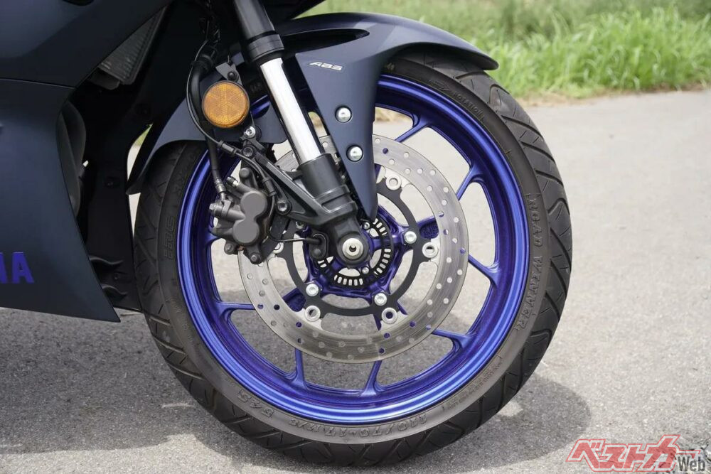 スポーツ性と扱いやすさの好バランス！YZF-R25は250スポーツのスタンダードモデルだ